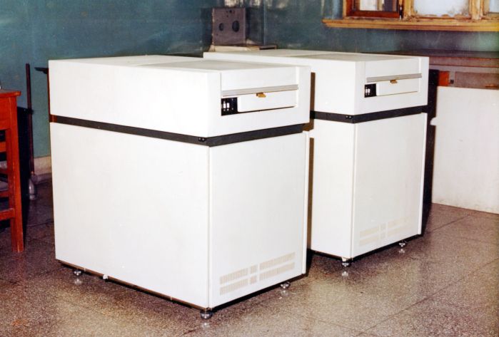 4.1988年，成功研制與國際主流機型兼容的2000系列小型計算機。